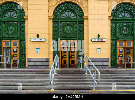 Außenansicht von einem U-Bahnhof in St. Petersburg, Russland. Stockfoto