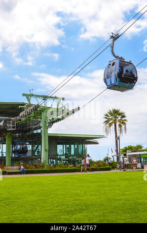 Funchal, Madeira, Portugal - Sep 10, 2019: Seilbahn im Madeira Hauptstadt verbinden die Stadt und Monte auf die angrenzenden Hügel. Gondel, der Standseilbahn. Transport Service, Transport. Stockfoto