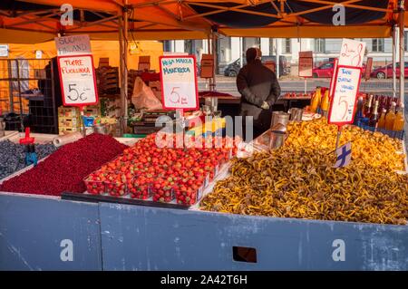 Frische Lebensmittel. Preiselbeeren, Erdbeeren und Pfifferlingen stapelten sich auf einem Marktstand, Central Market, Helsinki, Finnland Stockfoto