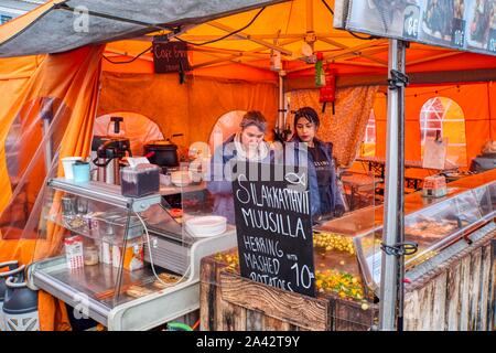 Silakkapihvit, Hering mit Kartoffelpüree, Marktplatz, Helsiniki, Finnland Stockfoto