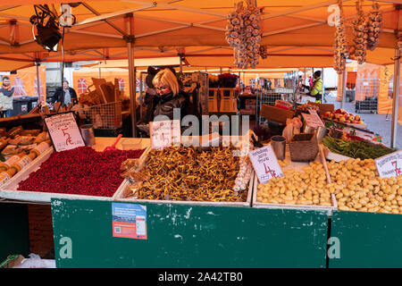 Preiselbeeren und Pfifferlingen auf einem Marktstand, Marktplatz, Helsinki, Finnland Stockfoto