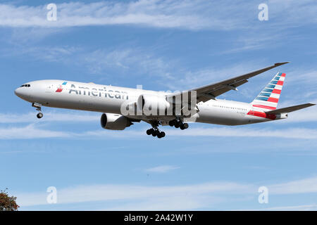 Boeing 777 - MSN 33541-N 727 eine Fluggesellschaft American Airlines Landung am Flughafen Heathrow in London Stockfoto