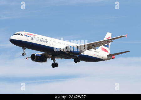 Airbus A321 - MSN 2799 - G - Medm Fluggesellschaft British Airways kommt am Flughafen London Heathrow in Großbritannien zu Land Stockfoto