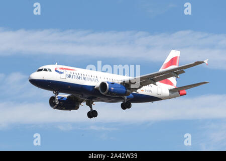 Airbus A319 - MSN 1384-G-EUPU Fluggesellschaft British Airways kommt am Flughafen London Heathrow in Großbritannien zu Land Stockfoto