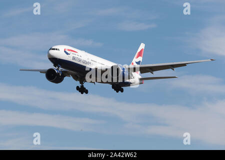 Boeing 777 - MSN 27484 - G - viib Fluggesellschaft British Airways kommt am Flughafen London Heathrow in Großbritannien zu Land Stockfoto