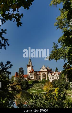 Prag, tschechische Republik - 7. Oktober 2019: Szenische Ansicht der berühmten romantischen Schloss steht auf einem Hügel mit grünen Bäumen. Sonnigen Herbsttag. Stockfoto