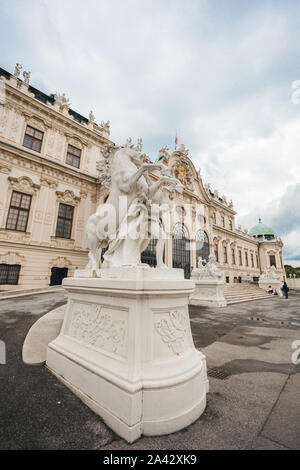 Fassade von Schloss Schönbrunn in Wien mit Statuen und eine große Treppe im Vordergrund, Wien, Österreich Stockfoto