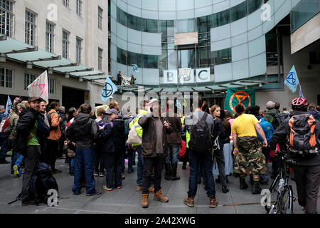 Umweltaktivisten gesehen Holding flags während des Protestes in London. Aussterben Rebellion Umweltaktivisten außerhalb der BBC in London versammelt das Bewusstsein für die Umwelt- und Klimakrise zu heben und die wahre Erfassung der ökologischen Krise zu verlangen. Stockfoto