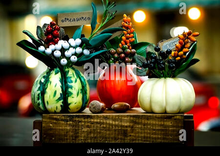 Herbst Zusammensetzung der kleine Kürbisse, Beeren, Nüssen und Eicheln. Halloween. Weiß, Orange und Grün polymer clay Kürbisse für alle Heiligen Tag. Altmodische Stockfoto