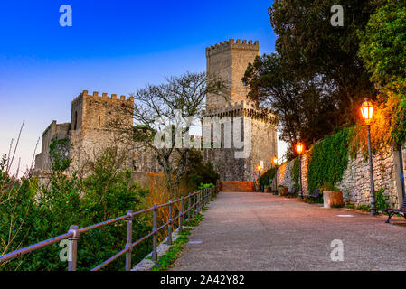 Erice, Sizilien, Italien: Nachtansicht der Venere Schloss, eine Normannische Festung, Europa Stockfoto
