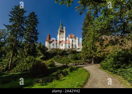 Prag, tschechische Republik - 7. Oktober 2019: Szenische Ansicht der berühmten romantischen Schloss auf einem Hügel im Park mit hohen, grünen Bäumen. Sonnigen Herbsttag. Stockfoto