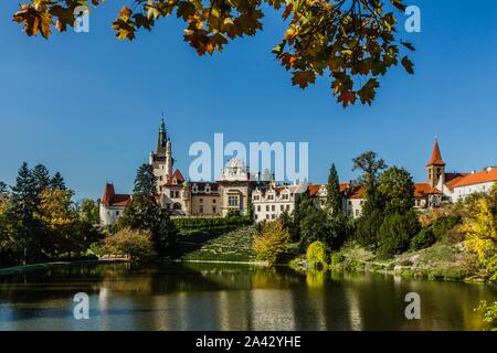 Prag, tschechische Republik - 7. Oktober 2019: Szenische Ansicht der berühmten romantischen Schloss über einen See mit seinem Spiegelbild im Wasser. Es steht auf einem Hügel. Stockfoto