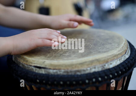 Schlagzeug spielen, spielen Bongos Stockfoto