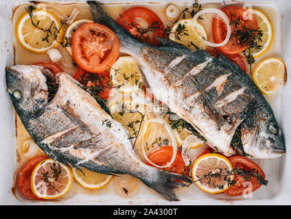 Gebratene Dorade mit Zitronen, Tomaten und Thymian Stockfoto