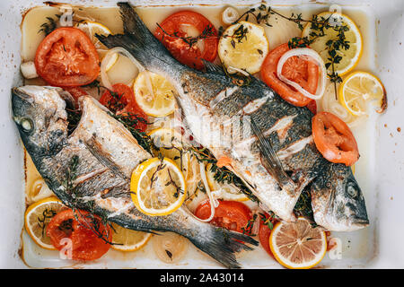 Gebratene Dorade mit Zitronen, Tomaten und Thymian Stockfoto