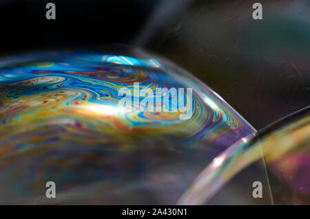 Die Leuchten Regenbogen auf die Blase Oberfläche Stockfoto