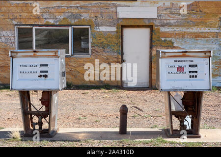 Verlassene Tankstelle auf einer einsamen Landstraße, Utah, USA Stockfoto