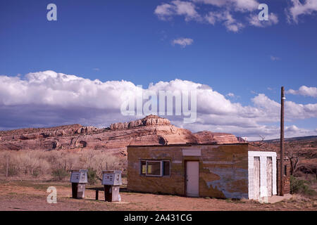 Verlassene Tankstelle auf einer einsamen Landstraße, Utah, USA Stockfoto