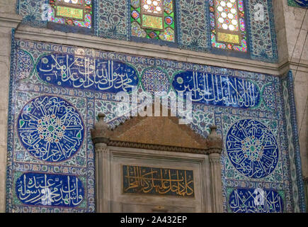 Fliesen auf qibla Mauer um mihrab, Sokullu Mehmet Pasha Moschee, Istanbul, Türkei Stockfoto