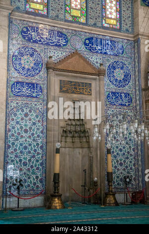 Fliesen auf qibla Mauer um mihrab, Sokullu Mehmet Pasha Moschee, Istanbul, Türkei Stockfoto