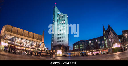 Panorama Skyline Augustusplatz in Leipzig bei Nacht Stockfoto