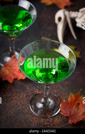 Halloweens spooky Trinken grüne Martini Cocktail Stockfoto