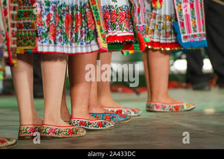 In der Nähe der Beine der junge rumänische Tänzerinnen auf traditionelle folkloristische Kostüm. Folklore aus Rumänien Stockfoto