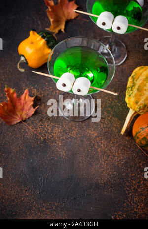 Halloweens spooky Trinken grüne Martini Cocktail Stockfoto