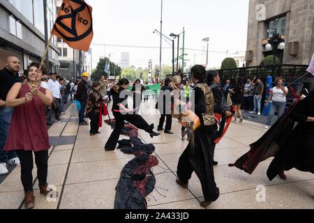 Die Menschen sehen das Tanzen auf der Calle Madero im Zentrum von Mexico City eine Frau gesehen, winkt ein Aussterben Rebellion Flagge mit Mexiko in der Mitte geschrieben. Lexie Harrison-Cripps Stockfoto