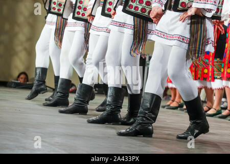 In der Nähe der Beine der junge rumänische männliche Tänzer in traditionelle folkloristische Kostüm. Folklore aus Rumänien Stockfoto