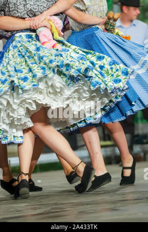 In der Nähe der Beine der junge rumänische Tänzerinnen auf traditionelle folkloristische Kostüm. Folklore aus Rumänien Stockfoto