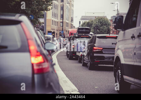 Schwere Stau auf einer belebten London Street. Stockfoto