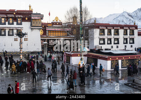 Lhasa, China - 26. Dezember 2018: Menschen führen eine kora um den Jokhang Tempel auf dem Barkhor Platz im Herzen der Altstadt von Lhasa in Tibet Stockfoto