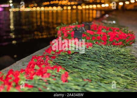 Baku, Aserbaidschan - 05.09.2018: Die nelke sind am Strand gelegt. Nelken im Kaspischen erinnert der Ölarbeiter in der Nacht. Im Speicher Stockfoto