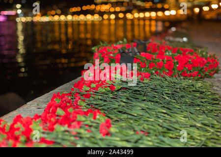 Baku, Aserbaidschan - 05.09.2018: Die nelke sind am Strand gelegt. Nelken im Kaspischen erinnert der Ölarbeiter in der Nacht. Im Speicher Stockfoto