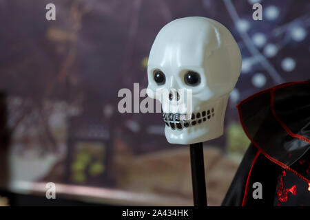 Halloween gefälschte Schädel auf ein Bügeleisen Spike Pole. White Skull Head Stockfoto