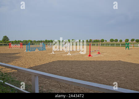 Bild von springreiten Pole auf dem Gebiet der Berufsbildung. Holz- Barrieren für springpferde als Hintergrund. Bunte Foto des Pferdesports Hindernisse. Leer f Stockfoto