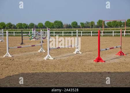 Pferd Agilität Track mit springen Hindernisse für den Pferdesport. Bild von springreiten Pole auf dem Gebiet der Berufsbildung. Holz- Barrieren für Springpferde Stockfoto