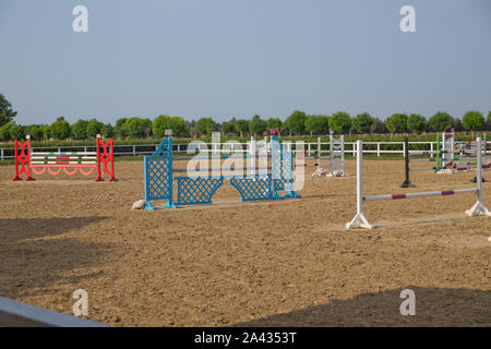 Bild von springreiten Pole auf dem Gebiet der Berufsbildung. Holz- Barrieren für springpferde als Hintergrund. Bunte Foto des Pferdesports Hindernisse. Leer f Stockfoto