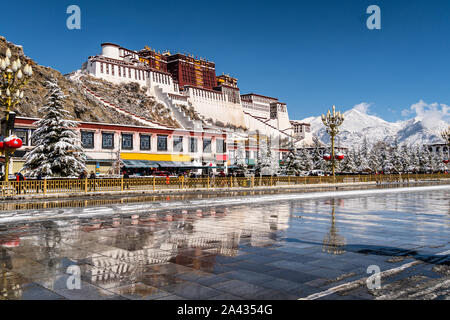 Blick auf den Potala Palast in Lhasa in der tibetischen Provinz von China nach einer seltenen Schneefall im Winter. Stockfoto