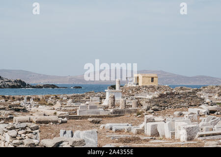 Blick auf die Ruinen auf der Insel Delos, Griechenland, eine archäologische Stätte in der Nähe von Mykonos in der Ägäis Kykladen Inseln. Stockfoto