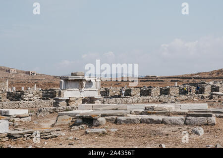 Marmor Bulls Head auf rekonstruierten Abschnitt des Gebälk auf Stoa von Antigonos im heiligen Bezirk von Apollo auf Delos, Griechenland. Stockfoto