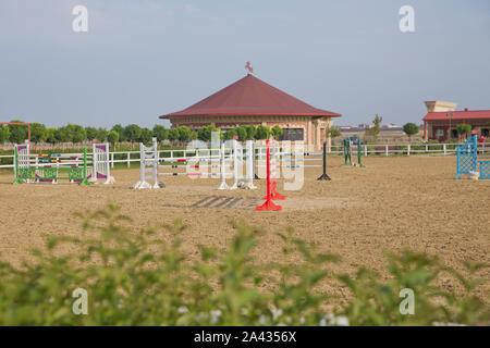 Pferd Agilität Track mit springen Hindernisse für den Pferdesport. Bild von springreiten Pole auf dem Gebiet der Berufsbildung. Holz- Barrieren für Springpferde Stockfoto