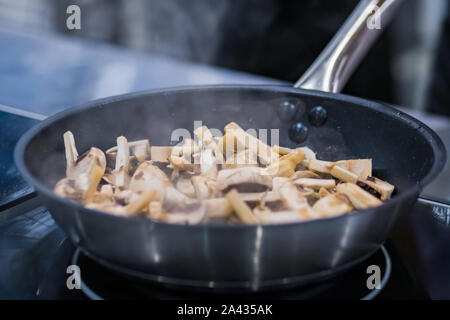 Champignon Champignons braten und brutzeln im Pan Stockfoto