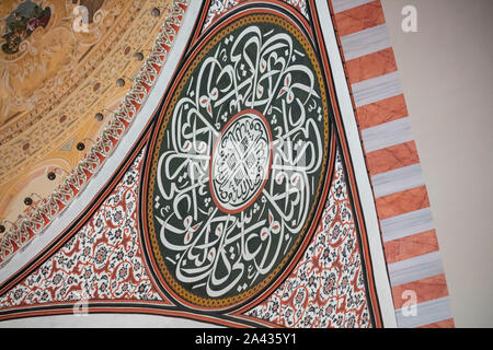 Detail der Kalligraphie in Süleymaniye Moschee, Istanbul, Türkei Stockfoto