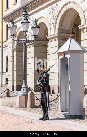 OSLO, Norwegen - 07. MAI 2013: Sentry (Guard) an, die den königlichen Palast in Oslo. Norwegen. Stockfoto