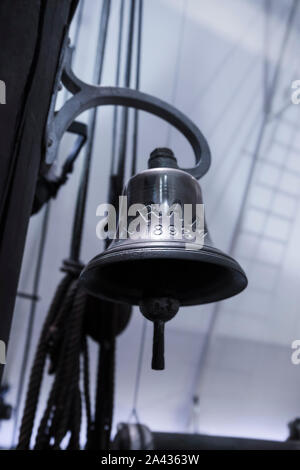 OSLO, Norwegen - 07. MAI 2013: Der schiffsglocke auf einem alten Eisbrecher in der gleichen Fram Museum in Oslo. Norwegen. Stockfoto