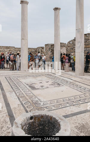 Delos, Griechenland - 20 September, 2019: die Menschen gehen um Haus des Dionysos Ruinen auf der Insel Delos, archäologische Stätte in der Nähe von Mykonos in der Aege Stockfoto