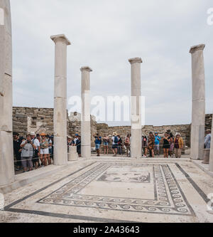 Delos, Griechenland - 20 September, 2019: die Menschen gehen um Haus des Dionysos Ruinen auf der Insel Delos, archäologische Stätte in der Nähe von Mykonos in der Aege Stockfoto