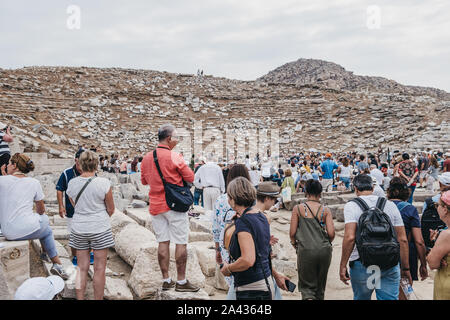 Delos, Griechenland - 20 September, 2019: Große Zahl der Touristen beobachten Leistung an das antike Theater auf der griechischen Insel Delos, ein archäologisches Stockfoto